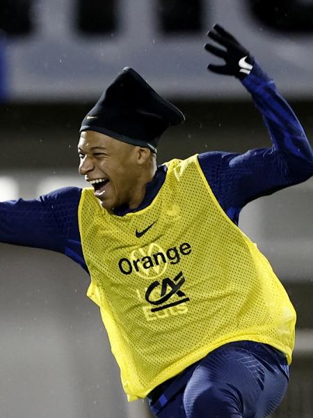 Kylian Mbappé durante treino da seleção francesa ontem (15), em Clairefontaine. - BENOIT TESSIER/REUTERS