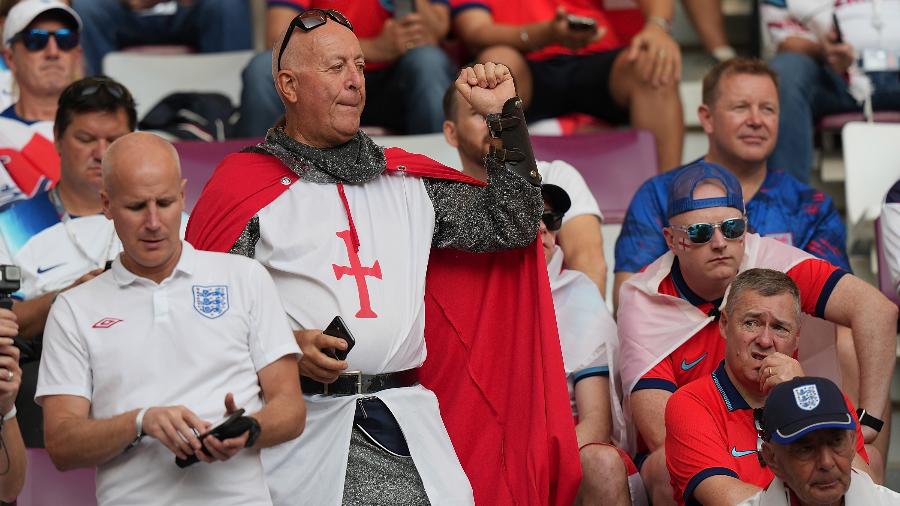 Torcedores da Inglaterra acompanham jogo contra o Irã pela Copa do Mundo do Qatar - Hasan Bratic/DeFodi Images via Getty Images