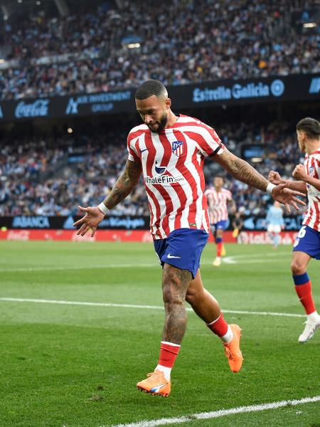 Memphis Depay celebra seu gol na vitória do Atlético de Madri sobre o Celta de Vigo pelo Campeonato Espanhol - MIGUEL RIOPA/AFP