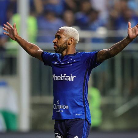 O atacante Wesley, do Cruzeiro, comemora seu segundo gol sobre o Santos, pelo Brasileirão - Gilson Junio/AGIF