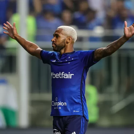 Wesley é jogador de confiança no Cruzeiro, mas quase sempre é substituído