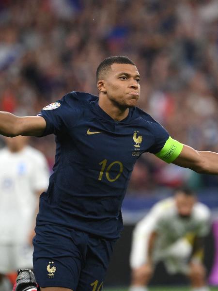 Kylian Mbappé comemora gol da França sobre a Grécia