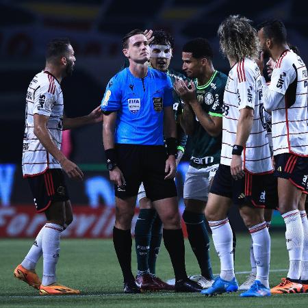 Jogadores pressionam o árbitro Ramon Abatti no jogo entre Palmeiras e Flamengo, pelo Brasileirão - Ettore Chiereguini/AGIF
