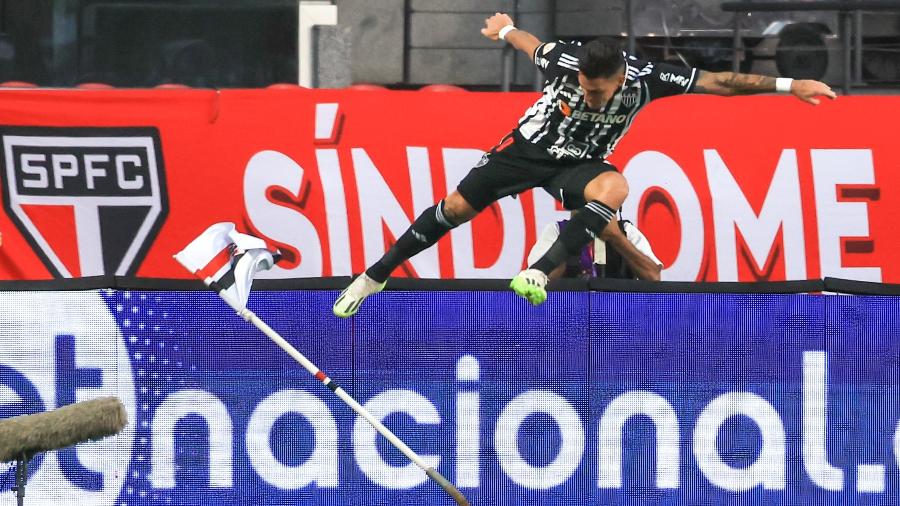Pavón, do Atlético-MG, dá chute em bandeirinha do São Paulo ao comemora gol em jogo pelo Campeonato Brasileiro