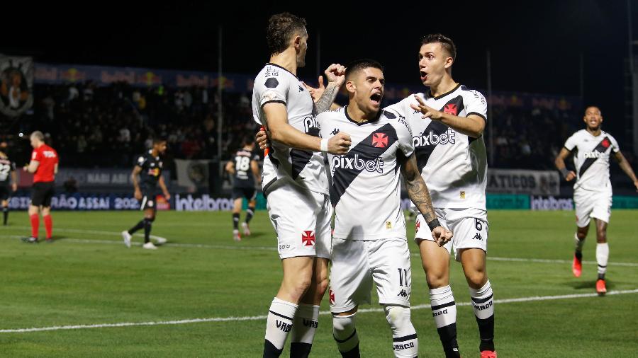 Jogadores do Vasco comemoram gol de Vegetti sobre o Bragantino, pelo Brasileirão