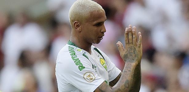 Fotos, embaixadinha e desculpas: o encontro de Deyverson com o Flamengo