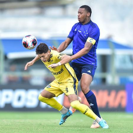 Jogadores de Nova Mutum e Cruzeiro disputam lance durante partida da Copinha