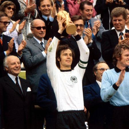 Franz Beckenbauer ergue a taça da Copa do Mundo de 1974, conquistada pela Alemanha Ocidental