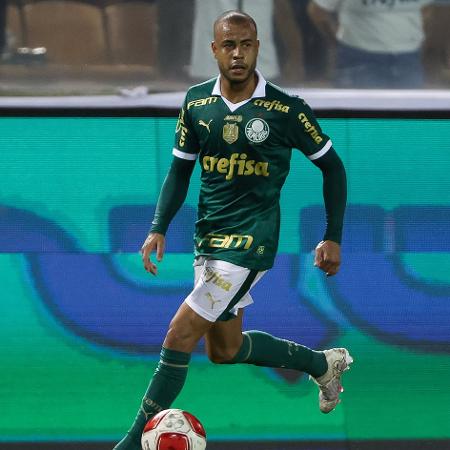 Mayke em ação durante a partida entre Palmeiras e Botafogo-SP