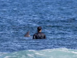 Tubarão ou golfinho? Ítalo Ferreira posta foto misteriosa em etapa de surfe