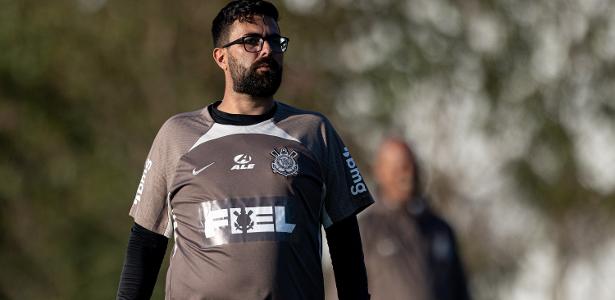Interino do Corinthians assume comando após promoção do sub-17 há 10 dias.
