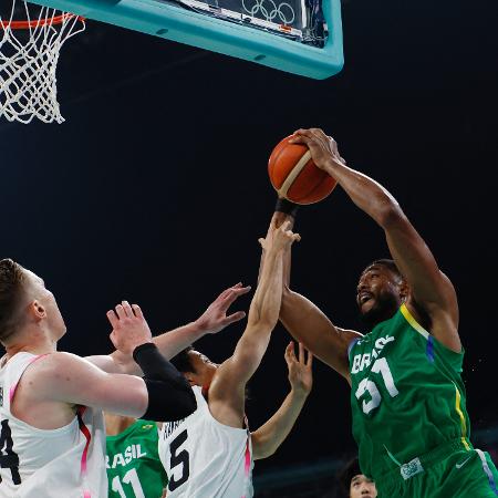 Bruno Caboclo em ação no jogo entre Brasil e Japão, pelo basquete masculino das Olimpíadas de Paris