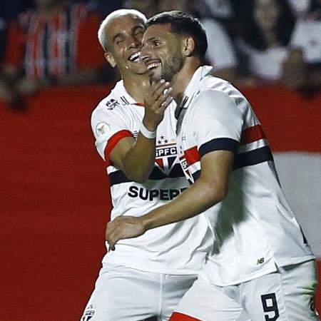 Calleri comemora após gol marcado pelo São Paulo em jogo contra o Flamengo, pelo Brasileirão