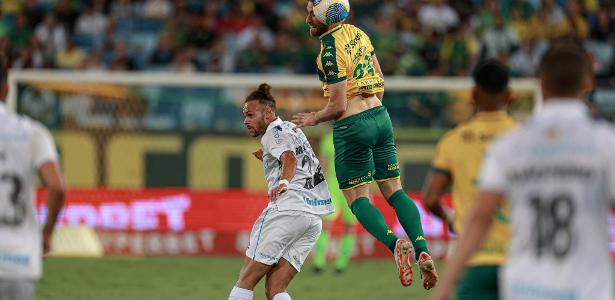 Braithwaite brilha com dois gols e impulsiona vitória do Grêmio sobre o Cuiabá