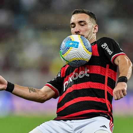 Léo Ortiz durante a vitória do Flamengo sobre o Bahia