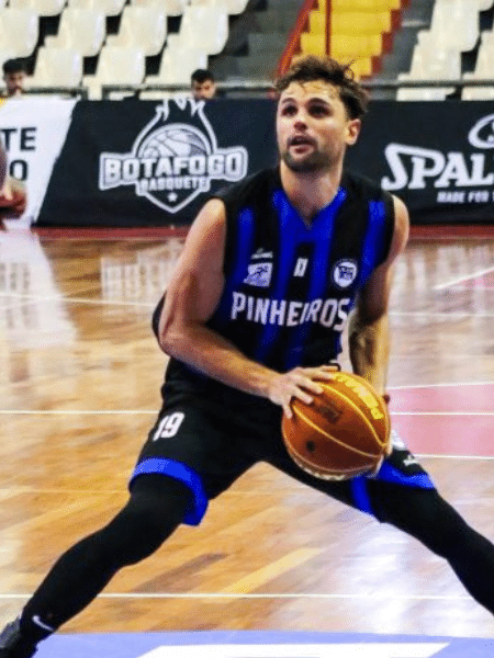 Raulzinho em ação na partida entre Botafogo e Pinheiros pelo NBB