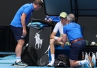 Sinner bate Rune em jogo com paradas médicas e rede quebrada na Austrália - Clive Brunskill/Getty Images