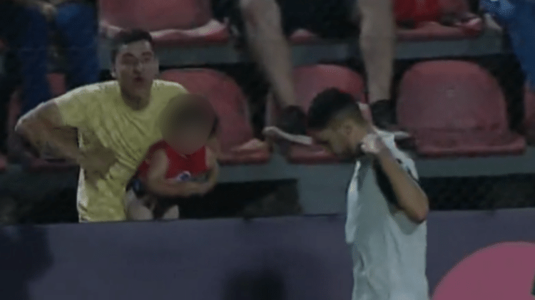 Homem com criança no colo imita macaco em direção a Figueiredo, do Palmeiras sub-20 Homem com criança no colo imita macaco em direção a Figueiredo, do Palmeiras sub-20