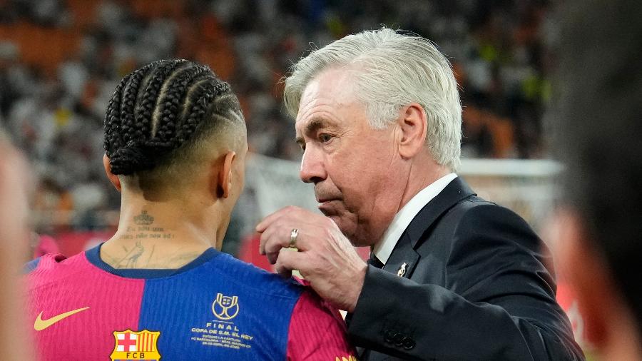 Raphinha, do Barcelona, conversa com o técnico Carlo Ancelotti, do Real Madrid, durante final da Copa do Rei Raphinha, do Barcelona, conversa com o técnico Carlo Ancelotti, do Real Madrid, durante final da Copa do Rei