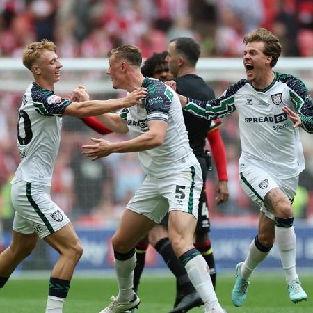Tommy Watson (à esquerda) é abraçado por colegas do Sunderland após gol decisivo Tommy Watson (à esquerda) é abraçado por colegas do Sunderland após gol decisivo