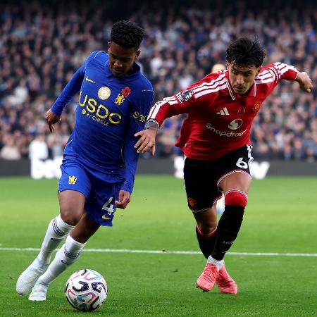 Estêvão, pelo Chelsea, disputa bola com Lisandro Martinez, do Manchester United, na Premier League