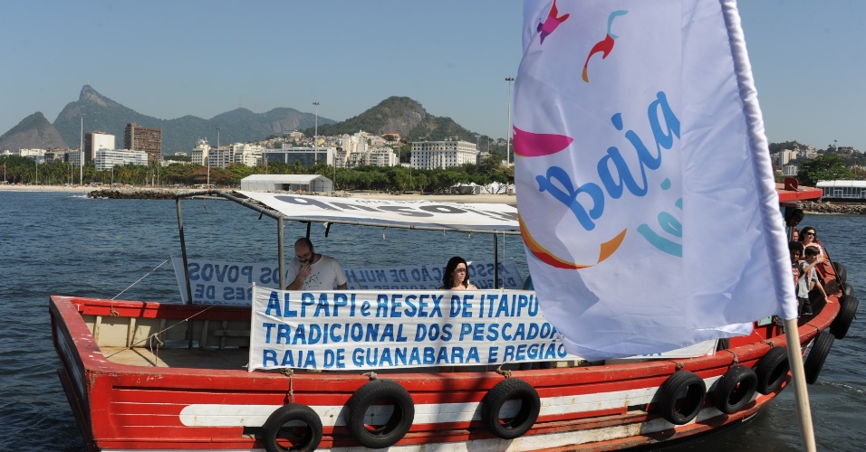 Ativistas da ONG Baía Viva protestam contra a poluição na Baía da Guanabara, que sediará competições da Rio 2016
