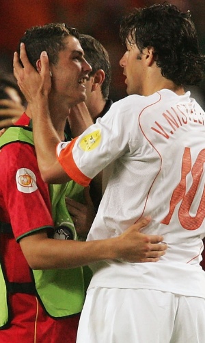 Cristiano Ronaldo é cumprimentado pelo holandês Ruud Van Nistelrooy após jogo entre Portugal e Holanda na Euro-2004