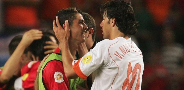 CR7 e Nistelrooy em duelo por seleções em 2004 - Alex Livesey/Getty Images