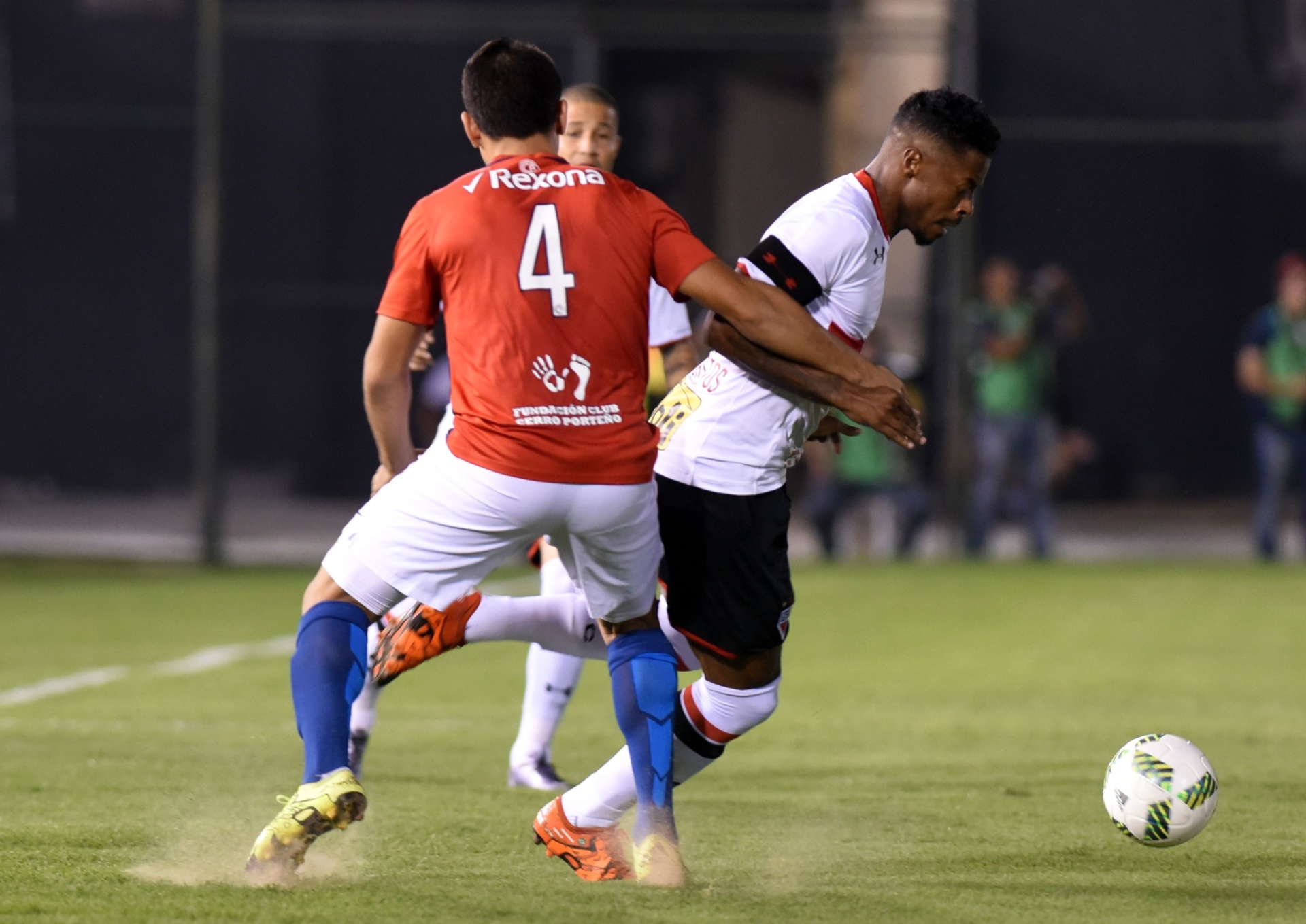 Michel Bastos tenta escapar da marcação de Junior Alonso no jogo do São Paulo contra o Cerro Porteño - AFP PHOTO / NORBERTO DUARTE