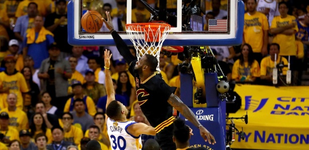 Destaque da final da NBA por, entre outras jogadas, tocos como esse sobre Stephen Curry, LeBron James levava "Destiny" consigo para se distrair durante os últimos jogos do campeonato -  Ezra Shaw/Getty Images/AFP