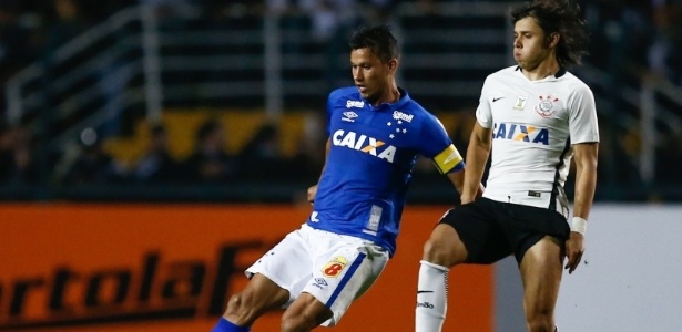 Contra o Corinthians, Fábio estava suspenso e Henrique ficou com a faixa de capitão - Marcello Zambrana/Light Press/Cruzeiro