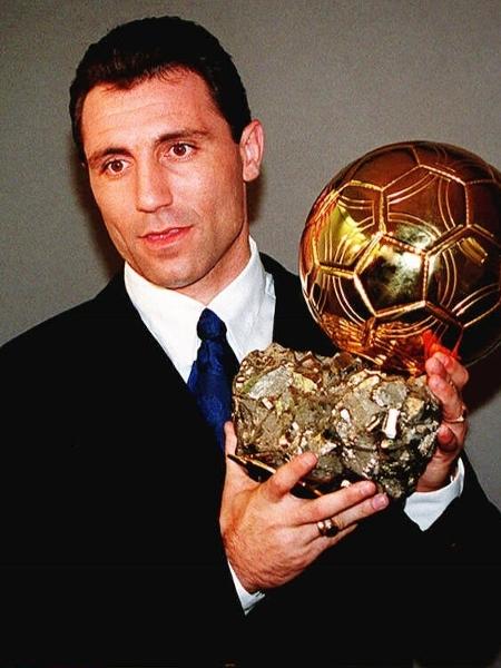 Hristo Stoichkov recebe a Bola de Ouro de 1994