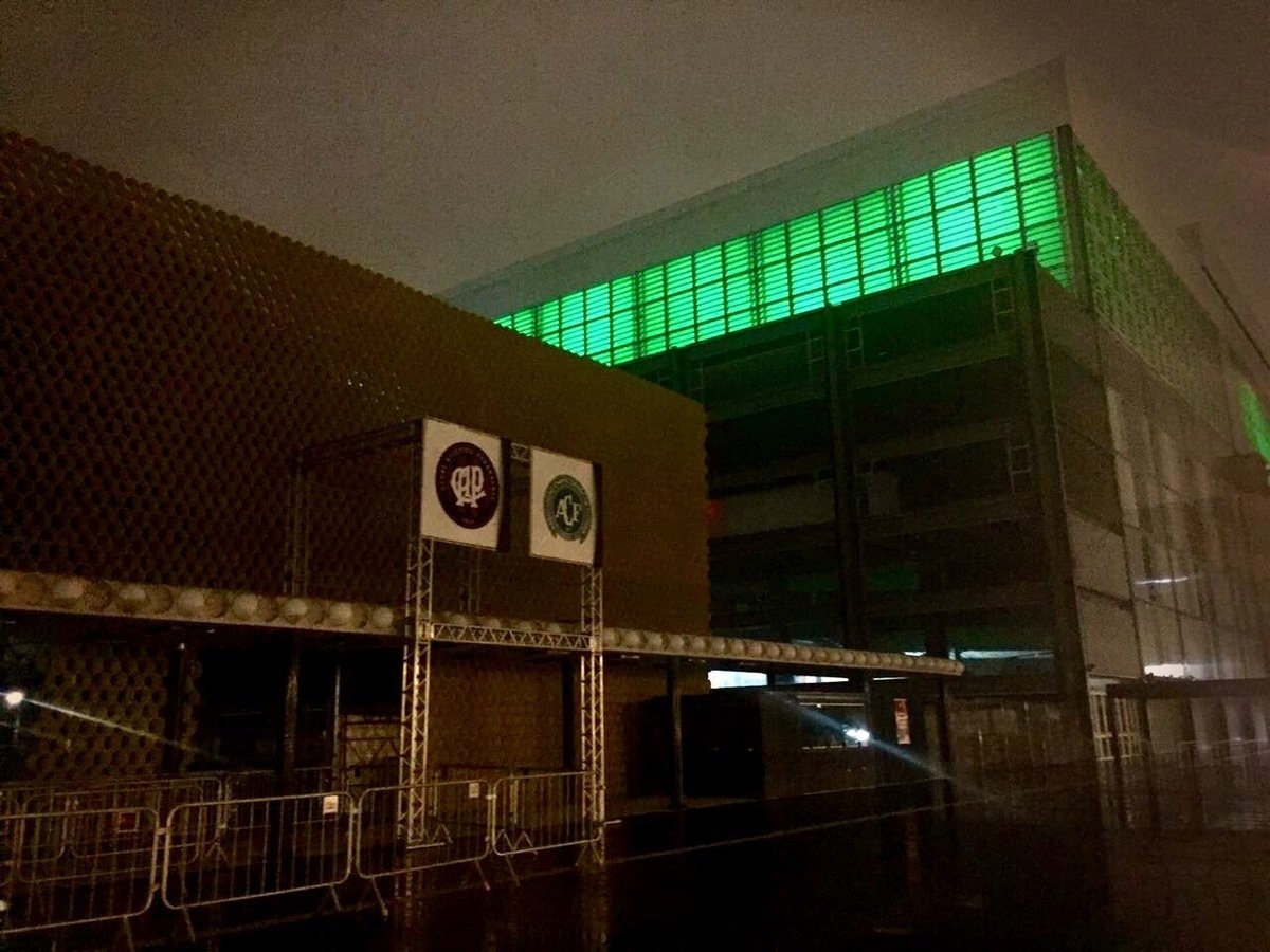 Arena da Baixada, estádio do Atlético-PR, também ficou verde em solidariedade à Chapecoense - Divulgação