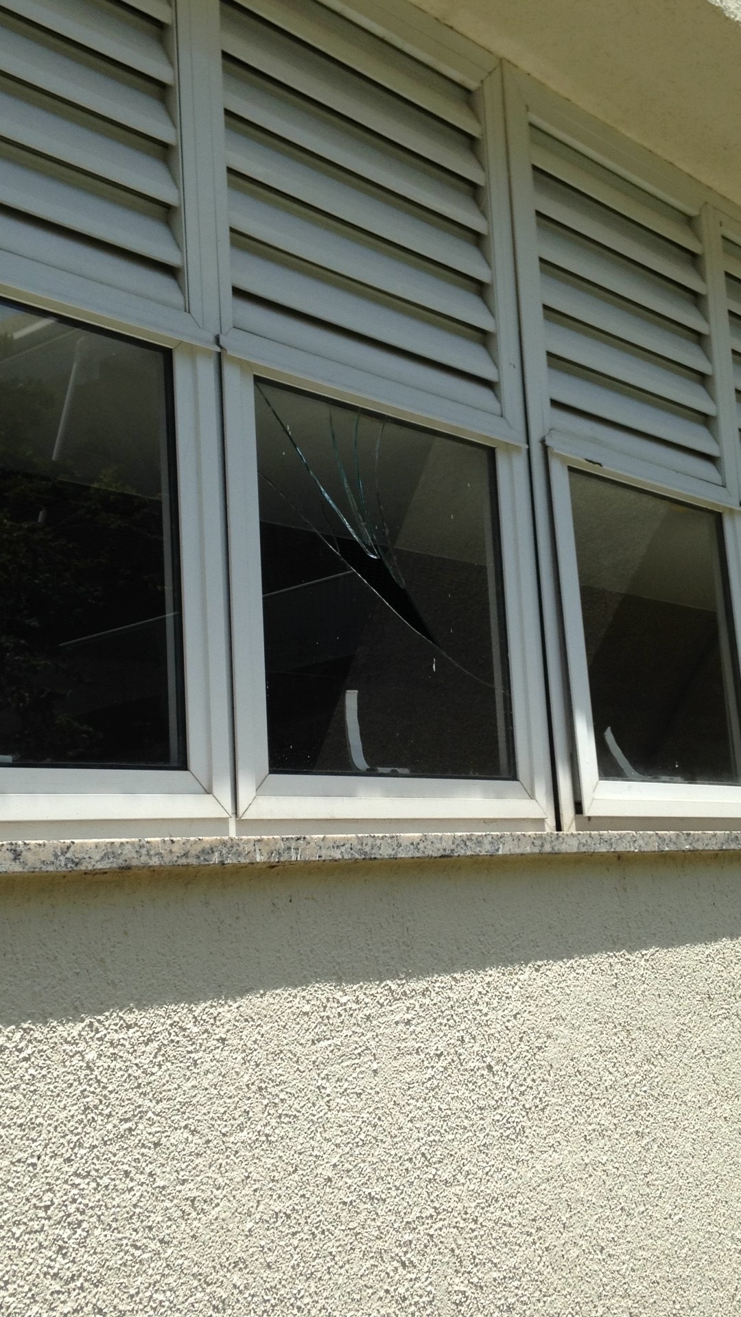 Vidraças quebradas era um dos problemas do Maracanã após Rio-2016 - Reprodução