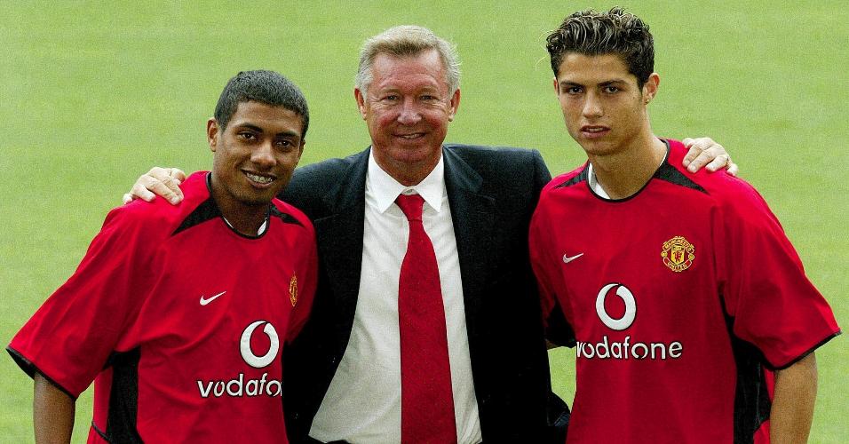 Kleberson posa ao lado de Alex Ferguson e Cristiano Ronaldo, na apresentação de ambos ao Manchester United