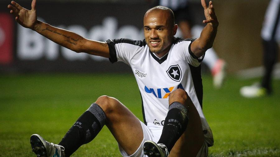 Roger reclama de falta na partida entre Atlético-MG e Botafogo - Thomás Santos/AGIF