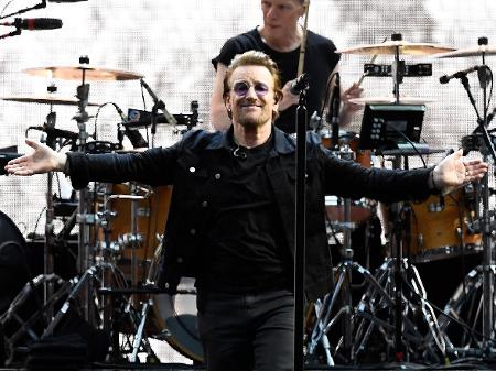 Bono Vox, vocalista do U2, canta durante apresentação em Londres em 2017 - REUTERS/Dylan Martinez