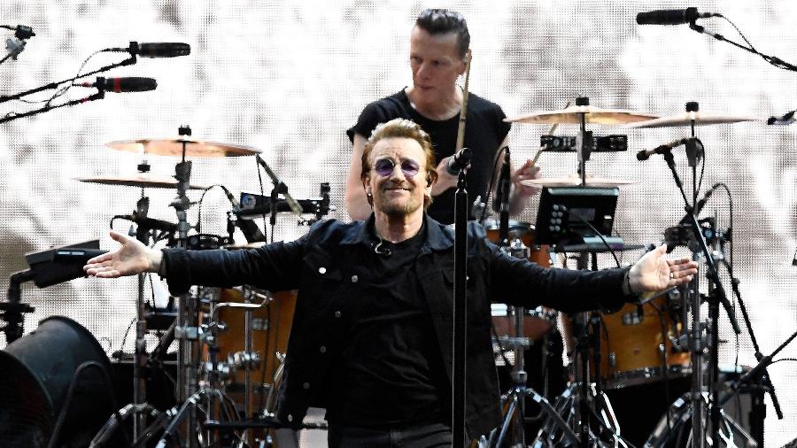 Bono Vox, vocalista do U2, canta durante apresentação em Londres em 2017 - REUTERS/Dylan Martinez 