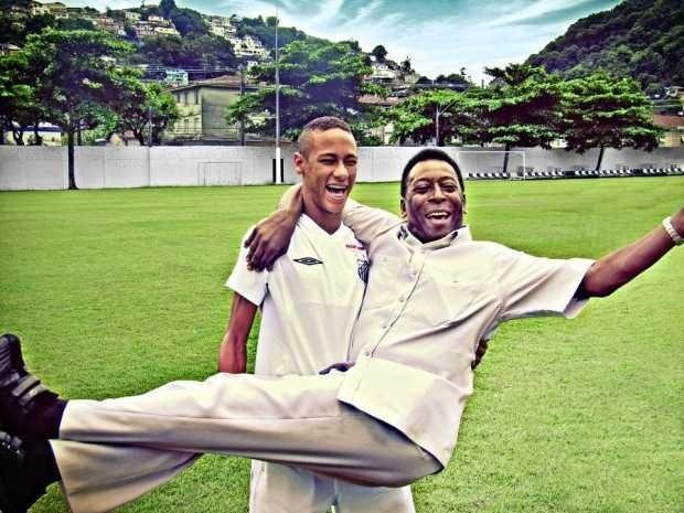 Neymar carrega Pelé 