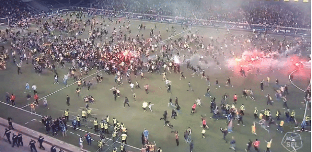 Time que já foi campeão não sai da 5ª divisão e torcida invade campo