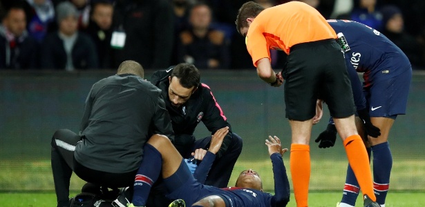 Kylian Mbappé recebe atendimento médico durante jogo do PSG contra o Lille - Christian Hartmann/Reuters - Christian Hartmann/Reuters