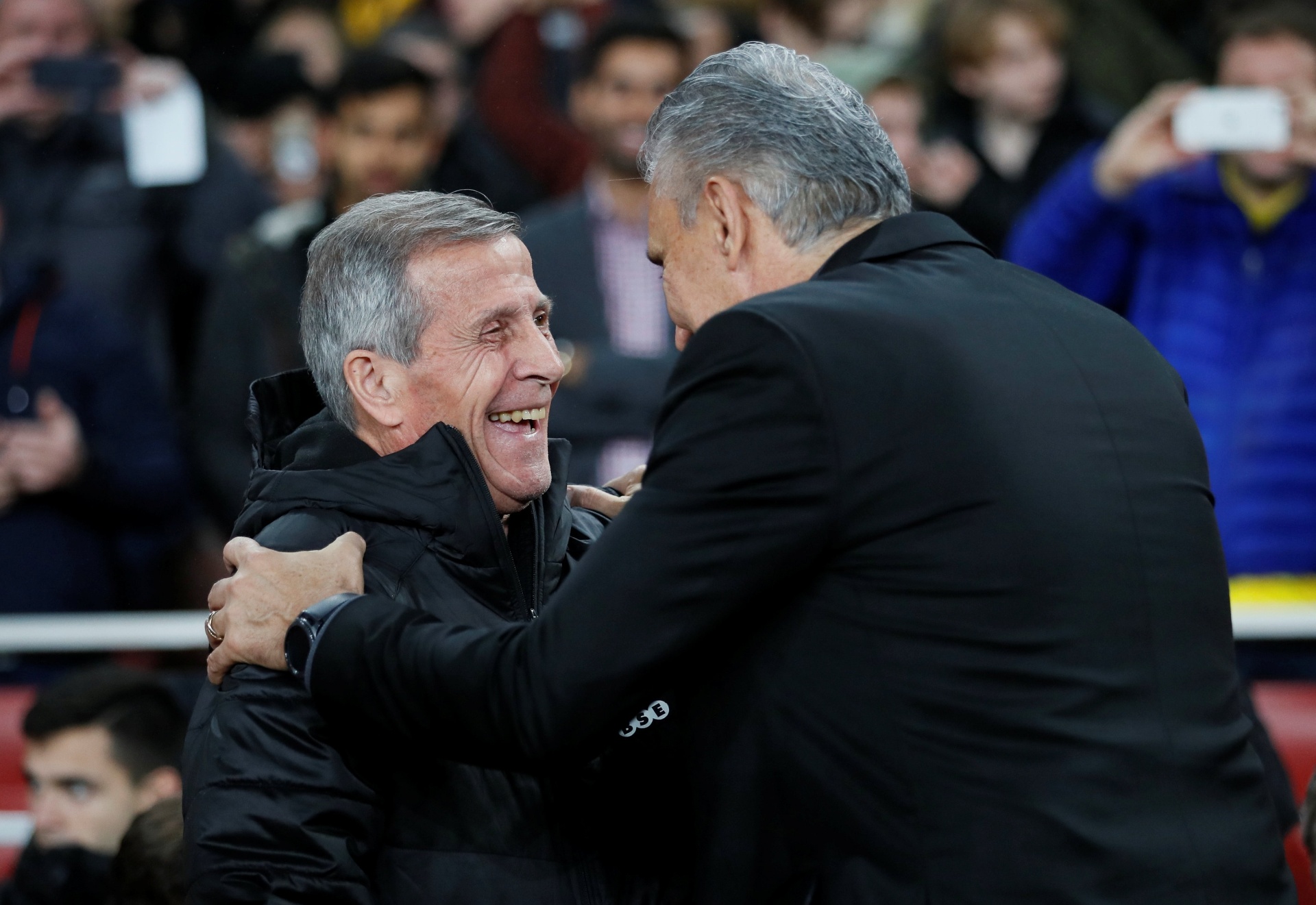 Tite e Oscar Tabarez se cumprimentam antes de amistoso entre Brasil e Uruguai - REUTERS/David Klein