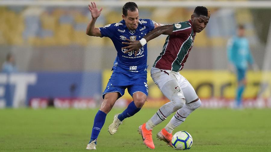 Yony Gonzalez, do Fluminense, disputa lance com Rodriguinho, do Cruzeiro, durante partida pelo Campeonato Brasileiro  - Thiago Ribeiro/AGIF