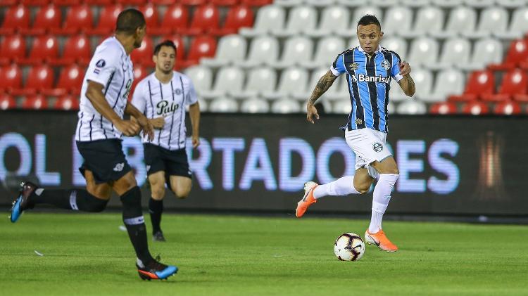 Everton Cebolinha tenta lance durante jogo Libertad x Grêmio, pelas oitavas de final da Libertadores - Lucas Uebel/Grêmio FBPA - Lucas Uebel/Grêmio FBPA