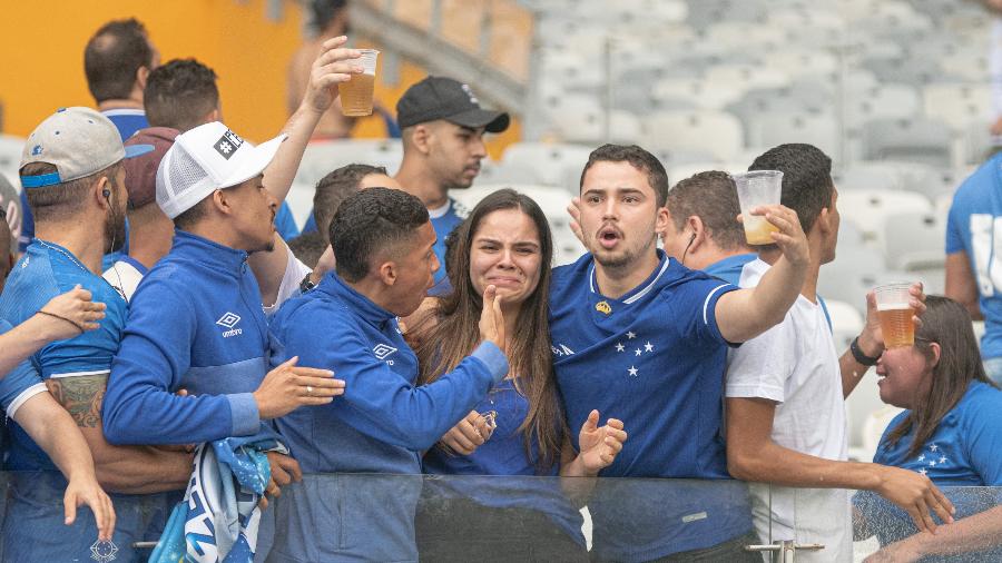 Torcedora do Cruzeiro chora após rebaixamento da equipe - Alessandra Torres/AGIF