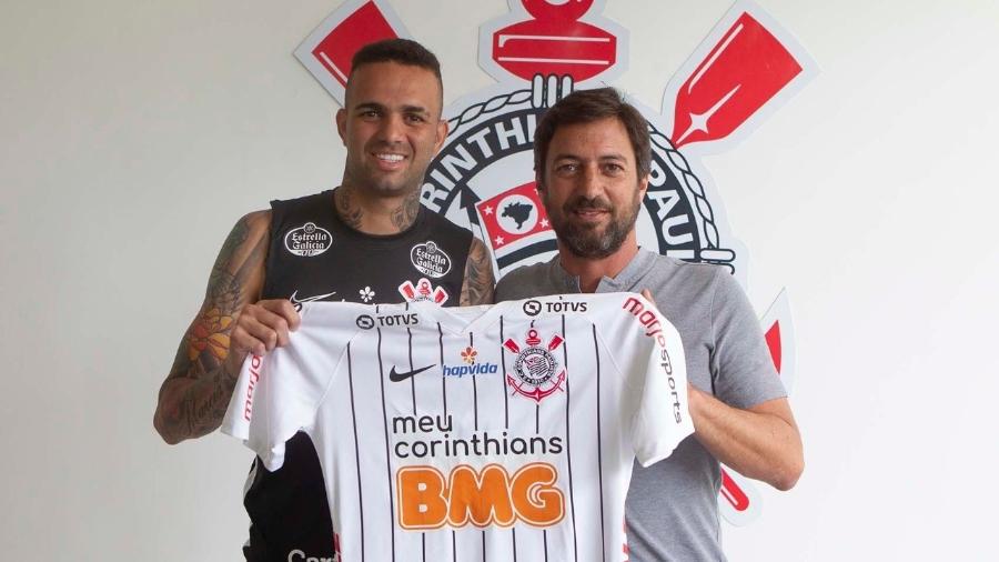 Duílio Monteiro Alves, diretor de futebol do clube, posa para foto ao lado do meia-atacante Luan - Daniel Augusto Jr. / Agência Corinthians