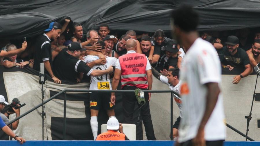 Janderson comemora com torcedores segundo gol do Corinthians sobre o Santos - Marcello Zambrana/Marcello Zambrana/AGIF