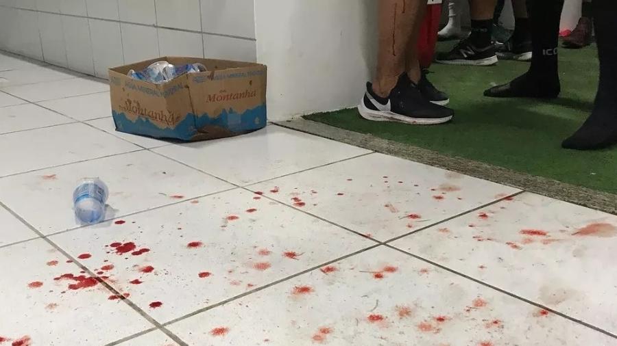 Marcas de sangue no chão do vestiário da Portuguesa-RJ após invasão de torcedores rivais - Divulgação/TwitterPortuguesa-RJ
