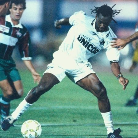 Usuriaga em ação pelo Santos contra o Fluminense no Brasileiro de 1996 - Reprodução