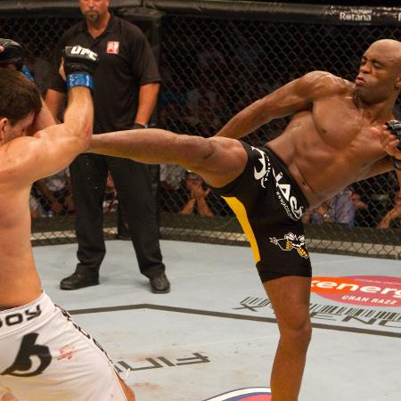 Anderson Silva acerta chute em Demian Maia, no UFC 112 - Josh Hedges/Zuffa LLC via Getty Images